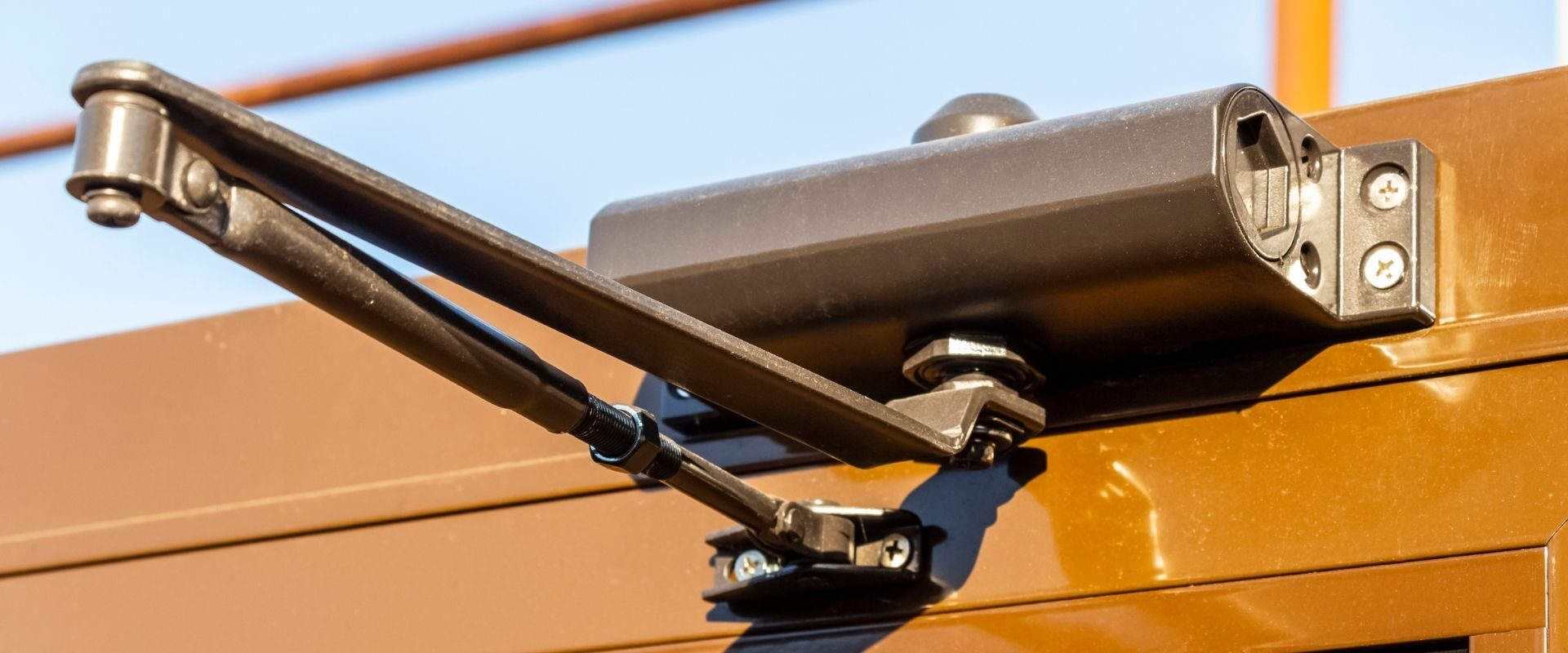 justere dørpumpe borettslag og sameier.